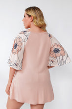 Load image into Gallery viewer, Plus Contrast Floral Raglan Sleeve Top

