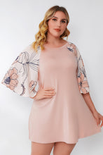 Load image into Gallery viewer, Plus Contrast Floral Raglan Sleeve Top
